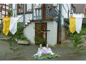 Altar- und Straßenschmuck zu Fonleichnam (Foto: Karl-Franz Thiede)